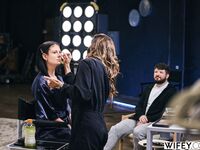 La esposa Sienna y su marido voyeur Logan observan como ella es penetrada por dos hombres