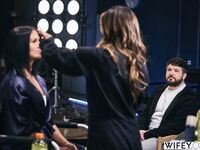 La esposa Sienna y su marido voyeur Logan observan como ella es penetrada por dos hombres
