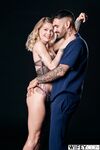 La Fantasía de Esposa Caliente de Sammm con un Hombre Negro mientras Alex Observa