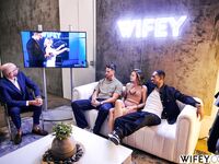 La Primera Vez de Serenity como Hotwife: Excitada y Dominante, con su Esposo Sr. Cox