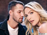 Mujer casada rubia experta monta un gran pene mientras su prometido Alex observa