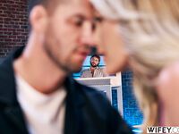 Mujer casada rubia experta monta un gran pene mientras su prometido Alex observa