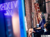 Mujer casada rubia experta monta un gran pene mientras su prometido Alex observa