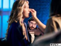 Mujer casada rubia experta monta un gran pene mientras su prometido Alex observa
