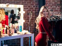 Mujer casada rubia experta monta un gran pene mientras su prometido Alex observa