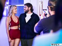 Mujer casada rubia experta monta un gran pene mientras su prometido Alex observa