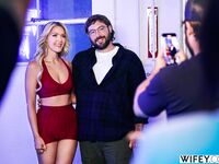 Mujer casada rubia experta monta un gran pene mientras su prometido Alex observa