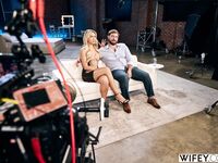 Mujer casada rubia experta monta un gran pene mientras su prometido Alex observa