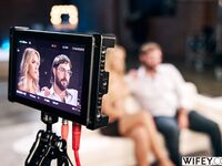 Mujer casada rubia experta monta un gran pene mientras su prometido Alex observa