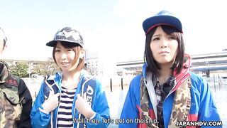 Sena Sakura s'unit à son partenaire sur le bateau vainqueur après la compétition