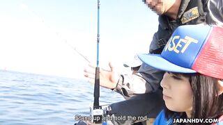 Sena Sakura s'unit à son partenaire sur le bateau vainqueur après la compétition