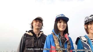 Sena Sakura s'unit à son partenaire sur le bateau vainqueur après la compétition