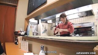 Kyoka Makimura y Sakura Aoi ofrecen placer en el restaurante mágico