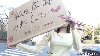 El Placer de Cabalgar la Vulva Peluda de Shiori Yamate con la Falda Levantada