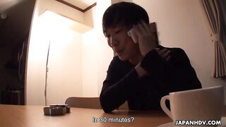 Aimi Tokita desnuda cabalga el miembro del cliente tras una felación