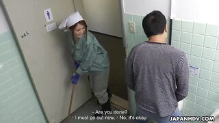 Maki Koizumi y su provocación en el baño público con charla sucia y exhibición de pechos