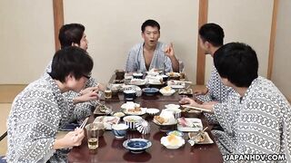Hikaru Kirishima se déploie en kimono pour une orgie de bureau
