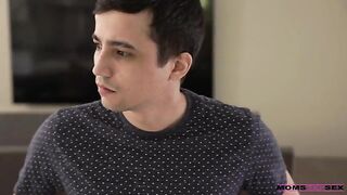 Stiefmutter und Stiefsohn teilen ein bisexuelles Dreier mit ihrer besten Freundin Ricky s erstes Dreier