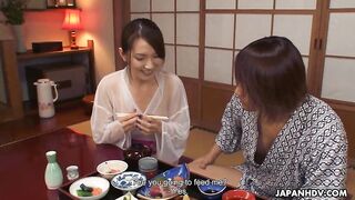 Hitomi Hayama in kimono aperto per leccare e succhiare il cazzo