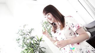 Yuko Mukai Blumenkleid im Café Cutie mit rasierter Muschi