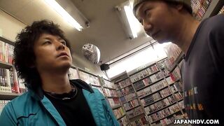 Cavalcata al Contrario di Yukina Aizawa: Inganno nel Negozio