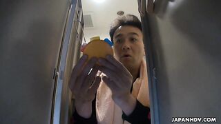 La séance de sport de Yui Asano se termine par la queue de l'entraîneur dans sa bouche