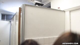 Kaede Oshiro insegna a una vergine a leccare la sua fessura pelosa in un brivido di toilette