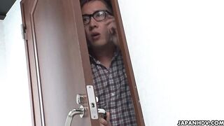Kaori Buki se toca enquanto amigo de infância observa