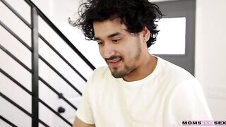Aiden Ashley se folla a su hijastro Rico mientras la empleada doméstica - T18:E1