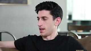 Stiefmutter Audrey begleitet Nick beim Duschen für ein Dreier mit seiner Freundin Penelope - S1:E8