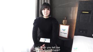 Moeka Tachibana 27 entdeckt ihr erstes Porno-Video nach Jahren des Solo-Spiels