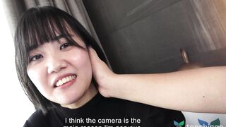 Moeka Tachibana 27 entdeckt ihr erstes Porno-Video nach Jahren des Solo-Spiels