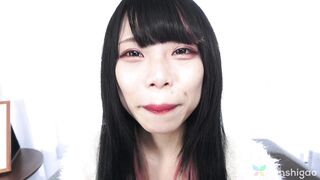 Akane Okawa aguiche ses seins imposants et se fait examiner et satisfaire
