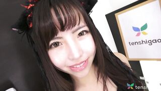 Serveuse de café félin nue Minami Sato ronronne pour le jeu