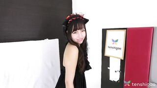 Serveuse de café félin nue Minami Sato ronronne pour le jeu