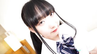 Rin Nanba in uniforme stuzzica mostrando la sua folta vagina pelosa