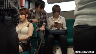 Trajet en bus de Mari Motoyama L'innocent jeu se transforme en plaisir public
