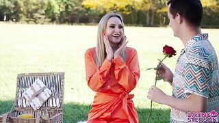 Micky Muffin und Sam Bourne vögeln nach Picknick auf Couch