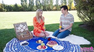 Micky Muffin und Sam Bourne vögeln nach Picknick auf Couch
