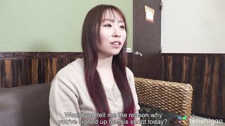 Primera Escena Pornográfica de Ryo Ayase Jugueteo de Pezones y Placer de Creampie