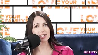 Confesión en el Armario de Demi Cogida Masturbándose por su Hermano - T6:E5