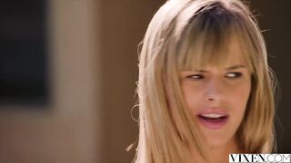 Freche blonde Teenagerin fantasiert und vögelt