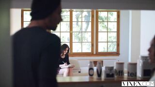 VIXEN Jade Nile Gets Help From Her Roommate To Open Her Boyf