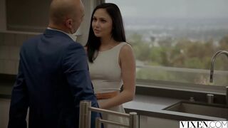 Tenue sexy de Marie, désirs et son propriétaire la prend par derrière.