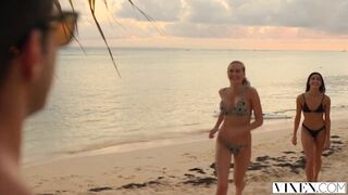 Émilie, la dévergondée de l'université, couche avec un couple pendant les vacances d'automne