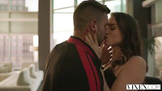 Tori Black maîtrise un rapport sexuel intense, baise comme une patronne