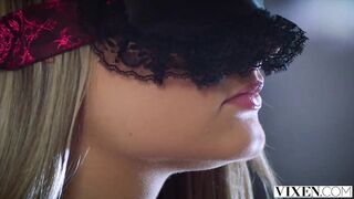 Lüsterne Lexie erlernt Sub-Dom-Lektionen von einer Expertin