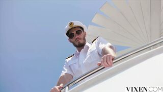 Sereia Loira Nancy em Biquíni Branco em Irvine Atrai Homens