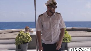 Sereia Loira Nancy em Biquíni Branco em Irvine Atrai Homens