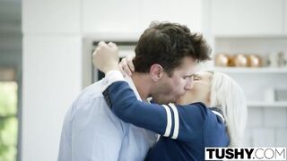 Kacey Jordan recibe la carga de un amigo de su hermano en su trasero